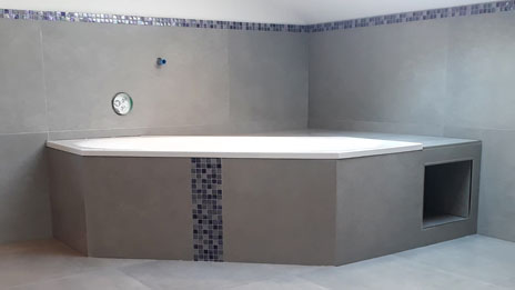 Badewanne mit Mosaik