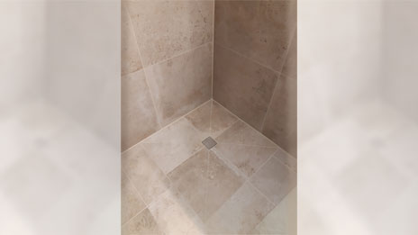 Dusche: Fliesen mit mittigem Ablauf