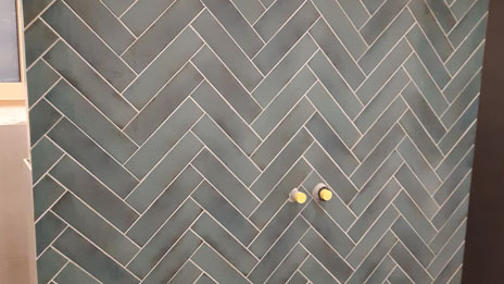 Waschbeckenrückwand im Fischgrätenformat