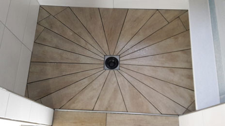 Dusche: Fliesen im Rundkreis eingeschnitten