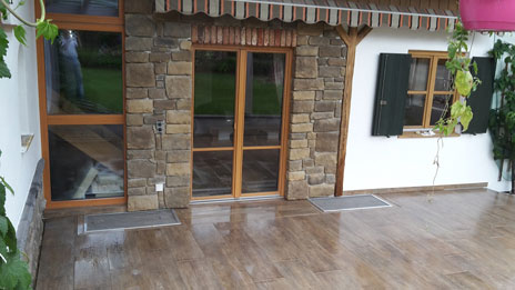 Naturstein Boden und Wand